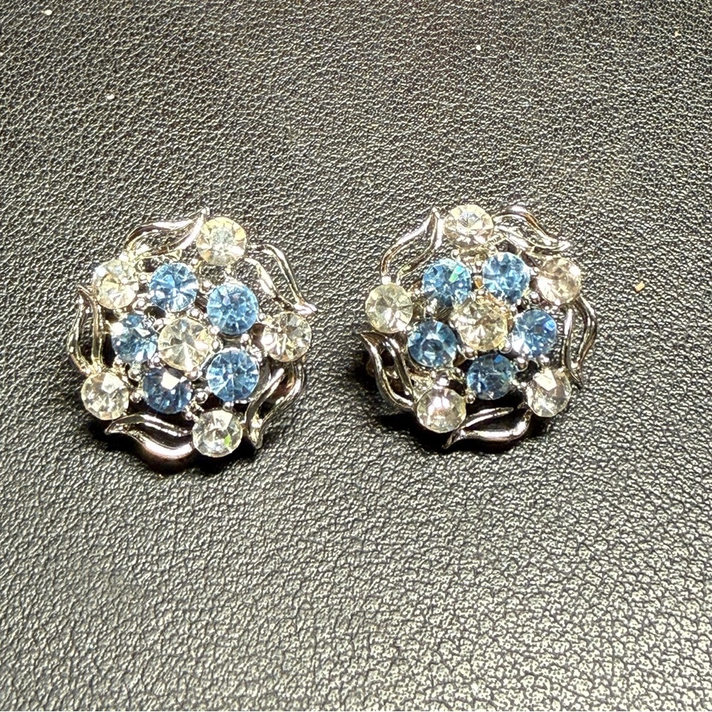 Vintage LISNER Blue & Clear Rhinestone Flower Silvertone Clip On Earrings 3/4"